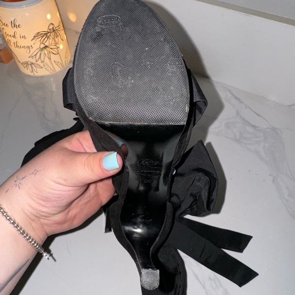 Alexander Mcqueen Black bow heals - Picture 6 of 9